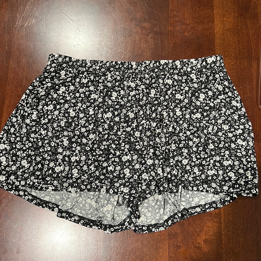 Black and White Floral Flowy Shorts size L